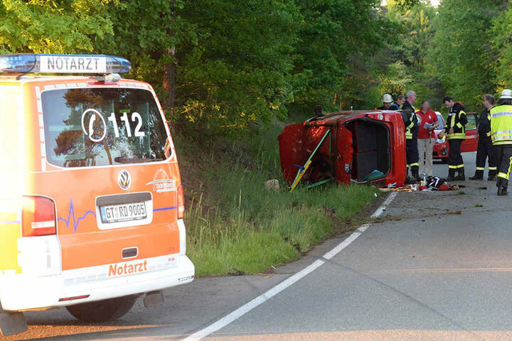 Die Brockhäger Straße war während der Unfallaufnahme bis 22.30 Uhr gesperrt.