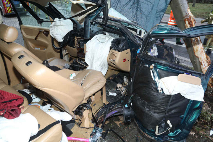 Beide Insassen wurden schwer verletzt ins Krankenhaus gebracht.