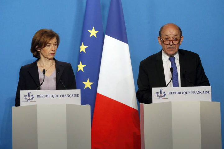 Außenminister von Frankreich, und Florence Parly, Verteidigungsministerin von Frankreich, geben eine Pressekonferenz nach einer Krisensitzung mit Macron, Präsident von Frankreich.