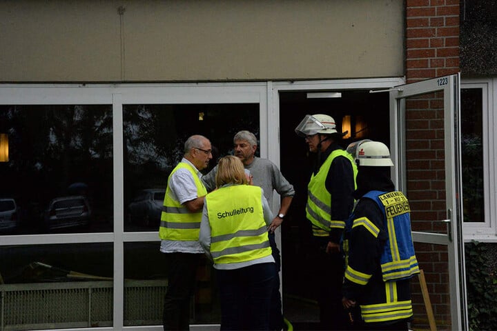 Einsatzleitung und Schulleitung koordinierten den Einsatz.