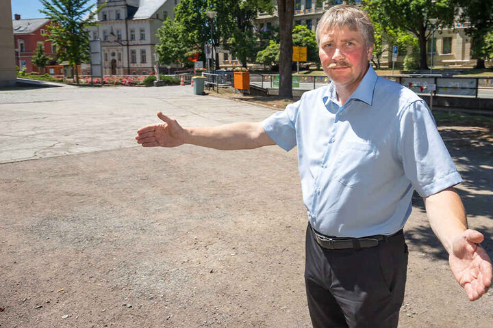 Bürgermeister Erik Seidel (53, parteilos) steht ratlos auf dem leeren Festplatz. Ein paar Buden wird es zwar geben, aber Riesenrad, Autoscooter und Kinderkarussell werden die Gersdorfer vergeblich suchen.