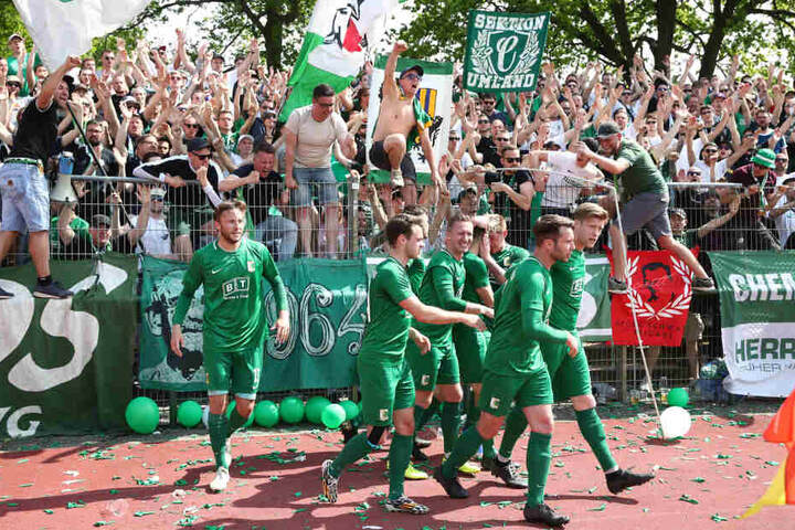 Grenzenloser Jubel bei den Fans nach dem Sieg beim FC Inter.
