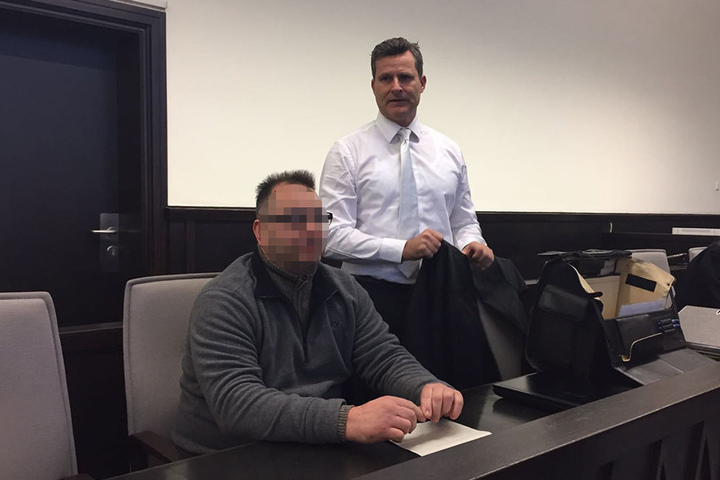 Hier sitzt der mutmaßliche Folterer Wilfried W.. Sein Strafverteidiger Detlev Binder steht ihm zur Seite.