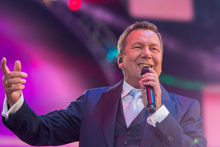 Roland Kaiser (65) hat zum Geburtstag gut lachen. 50.000 Fans werden zur
Kaisermania am 4./5. und 11./12. August am Elbufer erwartet.