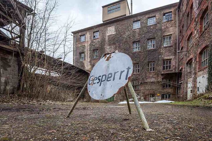 Die ehemalige Papierfabrik im Lunzenauer Ortsteil Rochsburg steht noch (F.). Doch ihr Heizhaus im Ortsteil Berthelsdorf auf der anderen Seite der Mulde samt einer Heiztrasse über den Fluss wurde bereits abgerissen.