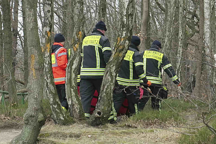 Sanitäter bargen den Mann in dem unwegsamen Gelände, transportierten ihn mehr als einen Kilometer zu Fuß bis zum Rettungswagen.