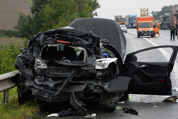 Der Lkw fuhr beim Überholen auf das Heck des Fords auf.