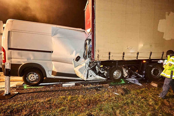 Bis zu zwei Meter drückte sich in der Unfallwagen in den geparkten Sattelzug.