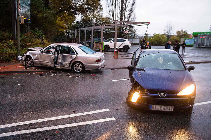 Die Autos krachten auf den Eckendorfer Straße frontal ineinander.