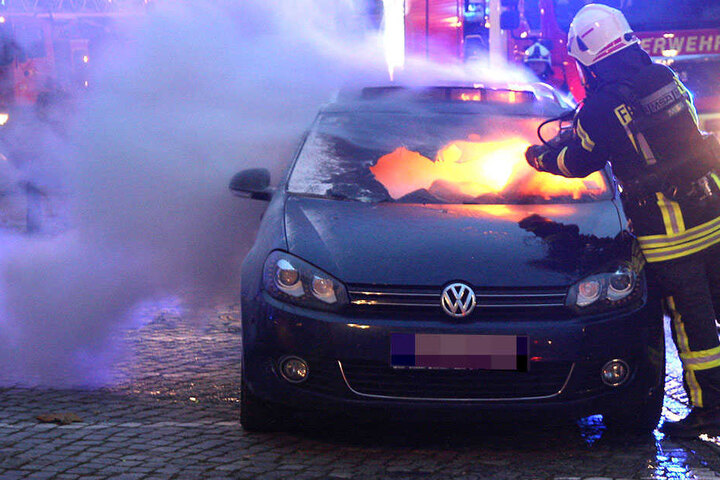 Flammen und Funen schlugen aus dem Auto. Vermutlich könnte es sich um einen Kurzschluss gehandelt haben.