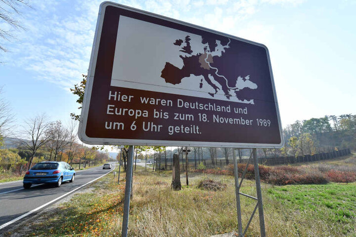 An vielen Orten in Thüringen findet man solche Gedenkschilder.