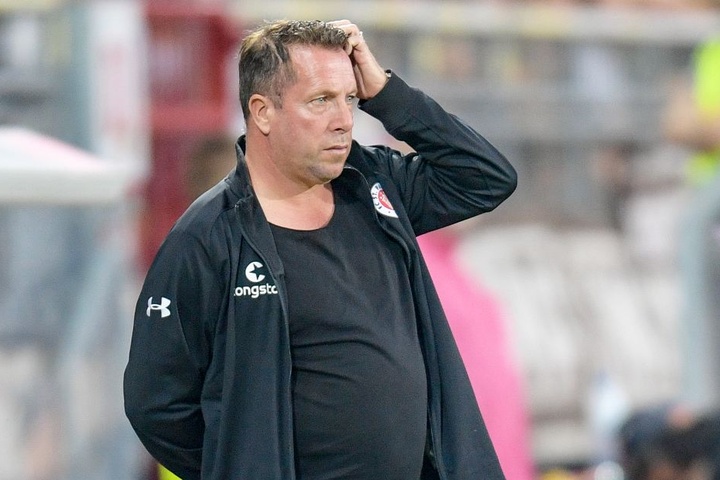Ratlos in der ersten Halbzeit: Pauli Trainer Markus Kauczinski.