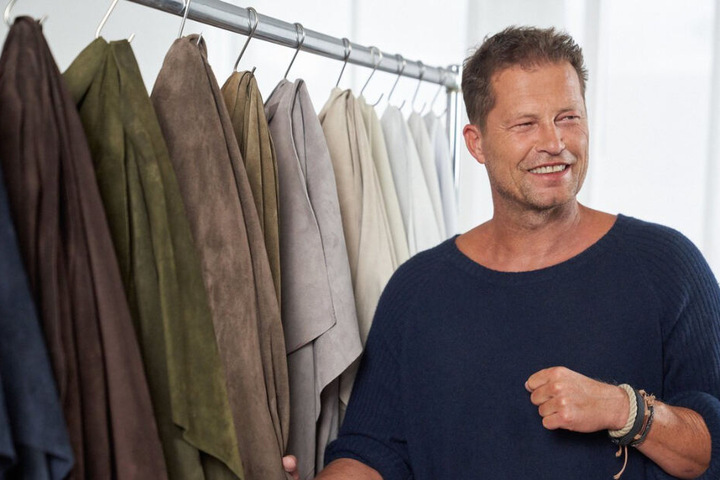 Til Schweiger steht vor verschiedenen Ledern.