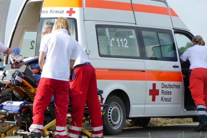 Vater und Sohn wurden mit Rettungswagen in Krankenhäuser gebracht. (Symbolbild)