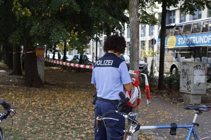 Die Polizei sperrte nach der Gewalttat den Bürgermeister-Müller-Park ab und suchte nach Beweismitteln. 