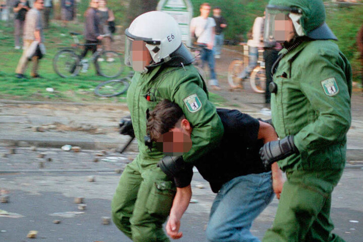 Wer Steine wirft, wird abgeführt. Anfang der 2000er waren die Ausschreitungen zum Ritual in Berlin geworden.