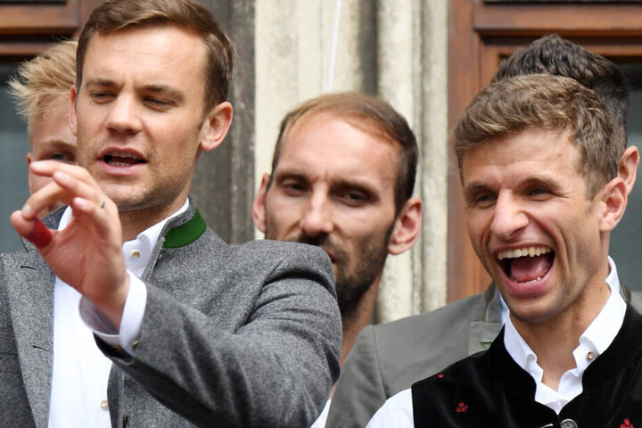 "Nein, nochmal. By-ern Moon-Shun. Jetzt du." So in etwa würde es wohl aussehen, wenn Manuel Neuer (l.) den UEFA-Sprachkurs einsetzen würde.