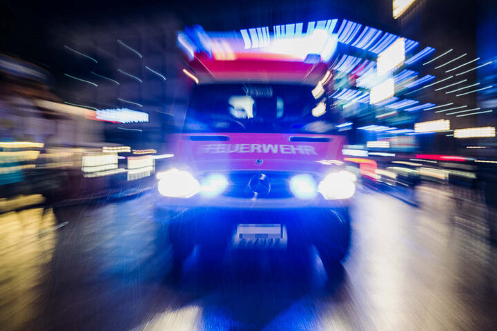 Mehrere Bewohner kamen mit dem Verdacht auf eine Rauchgasvergiftung ins Krankenhaus. (Symbolbild)