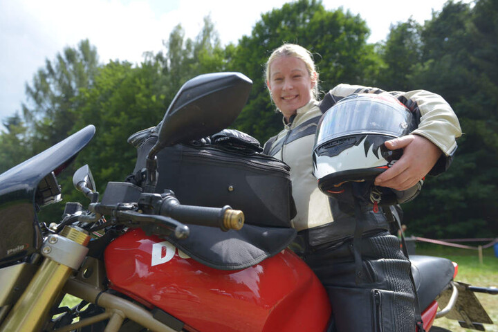 Tolle Atmosphäre - und gleich um die Ecke: Isabel Zenker (30) schaute mit ihrer Ducati vorbei.