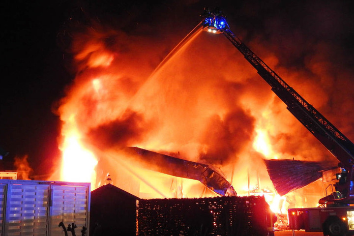 Die Feuerwehr musste mit einem Leiterwagen die Flammen in der brennenden Lagerhalle bekämpfen.
