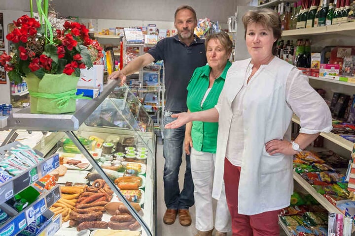 Die Kühltheke konnte durch Spenden der Kunden
repariert werden. Auch Bürgermeister Dirk
Neubauer engagierte sich.