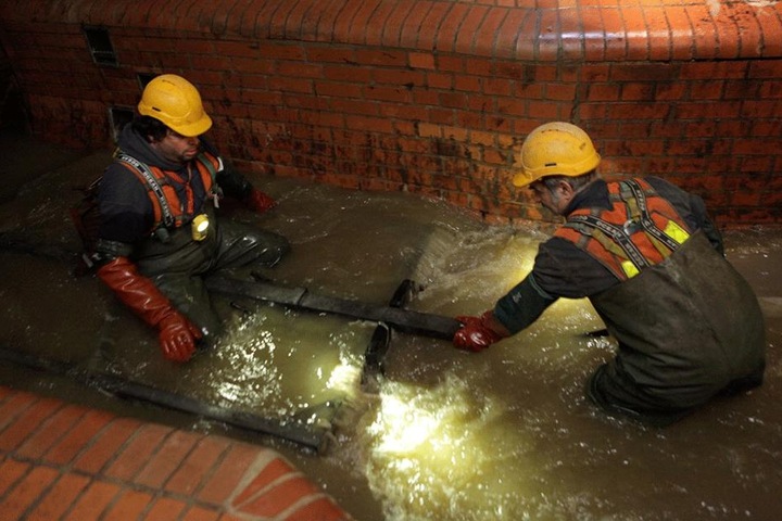 Mit dem Abwasser fließen jede Menge organische Stoffe in die Kläranlage.
Gesammelt und getrennt ergeben sie den Klärschlamm.
