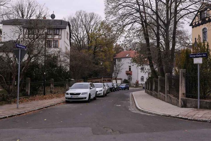 In der Georg-Estler-Straße hat der Mann die Frau bestohlen und mit einem Messer bedroht.