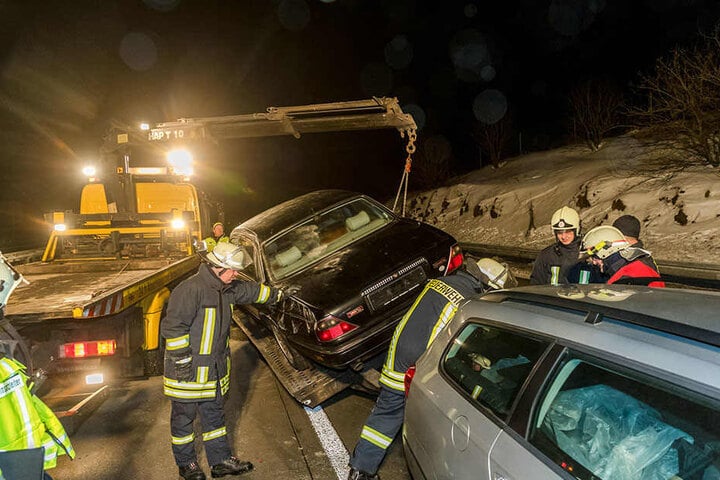 Der Passat-Fahrer kam mit dem Schrecken davon, der Jaguar wurde abgeschleppt.
