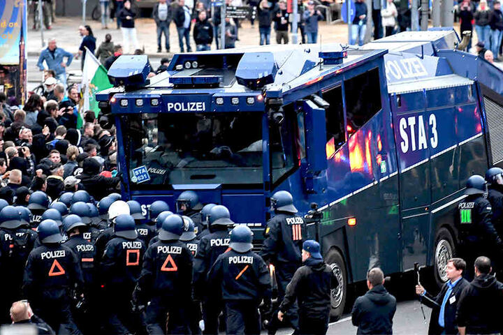 Wasserwerfer werden von der Polizei in Stellung gebracht.