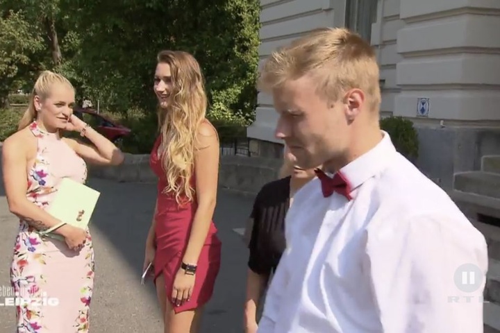 Im knappen roten Kleid wollte Michelle dann bei "Leben. Lieben. Leipzig" eigentlich mit dem Brautpaar Janette und Rico feiern. Doch Janette floh vom Altar und gestand Ricos Bruder Dennis (r.) ihre Liebe.