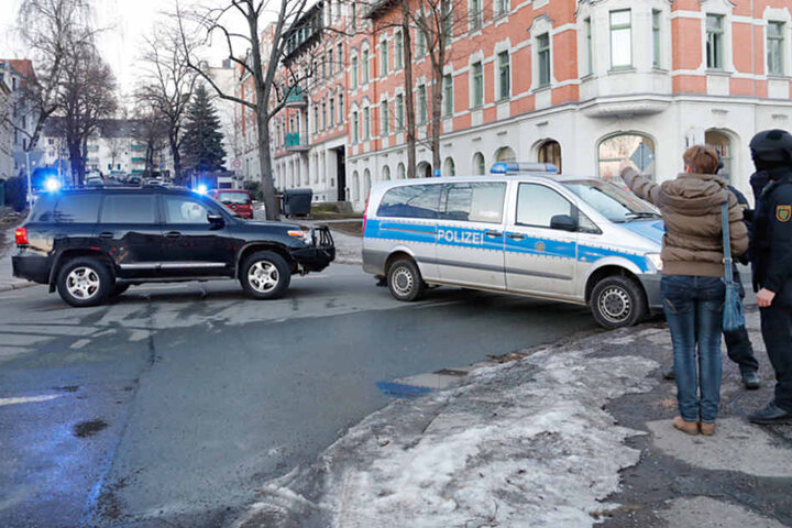 Unter anderem waren auch Sprengstoffexperten und ein Sprengstoffhund vor Ort.