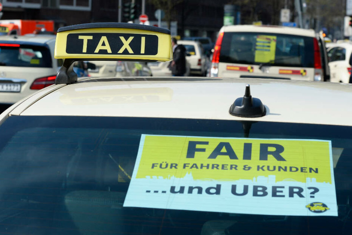 Taxi-Fahrer protestierten am Mittwoch (10. April) in Köln gegen eine Gesetzes-Änderung, die Uber und Co. den deutschen Markt leichter öffnen sollen.