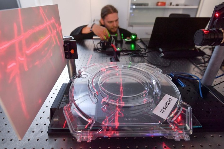 Forscher können im AZOM zum Beispiel lasergestützte Messungen vornehmen.