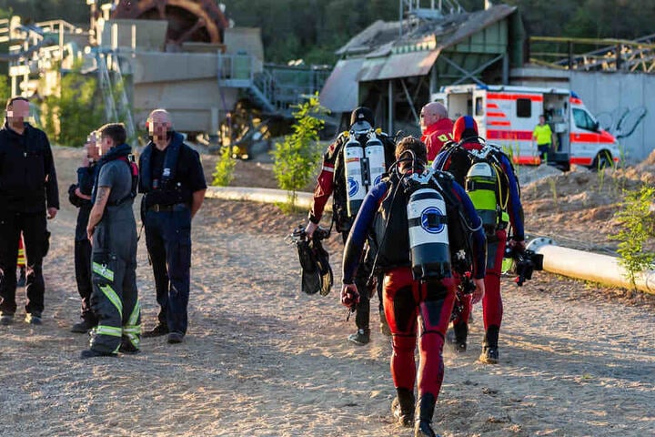 Taucher, Rettungsboote und ein Hubschrauber kamen zum Einsatz.