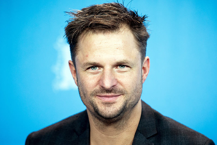 Ersatz-Mann ist Philipp Hochmair (44), der u. a. aus "Tatort"-Folgen oder Serien im ZDF bekannt ist.