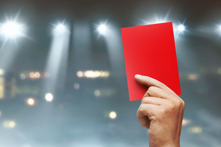 Der 19-Jährige wurde des Feldes verwiesen und erhielt obendrauf noch eine Anzeige wegen gefährlicher Körperverletzung. (Symbolbild)