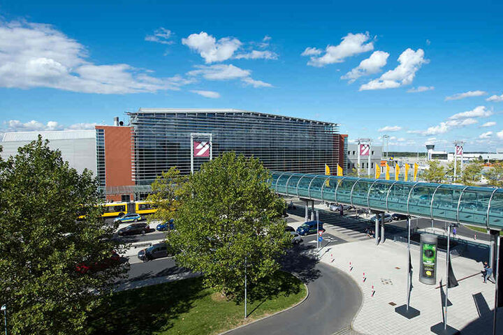 Am Flughafen hätten Busreisende Anschluss an die S-Bahn und könnten zudem
ohne Parkgebühren ab Dresden in den Urlaub fliegen.