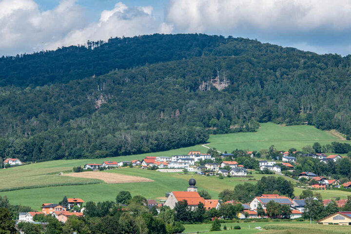 Der Ortsteil Germannsdorf der Stadt Hauzenberg vor dem Ruhmannsberg auf dem Windkraftanlagen geplant sein sollen.