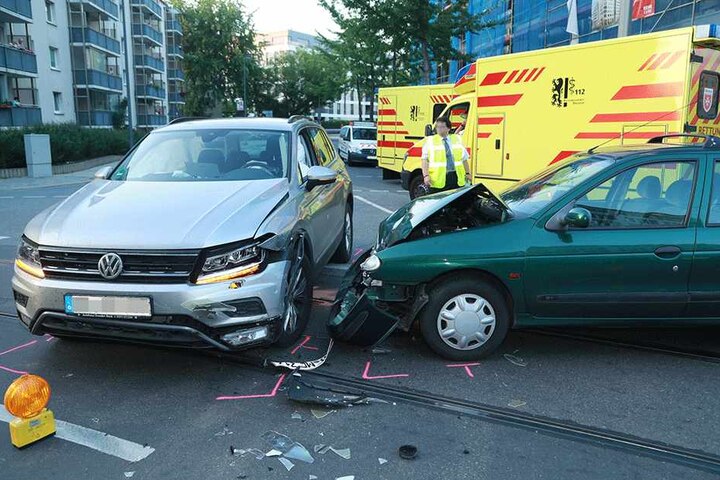 Die Fahrzeuge müssen wohl abgeschleppt werden.