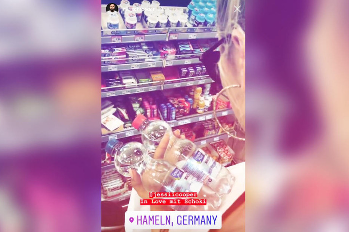 Von dem Süßigkeitenregal bekommt Nik seine Freundin nur schwer weg.