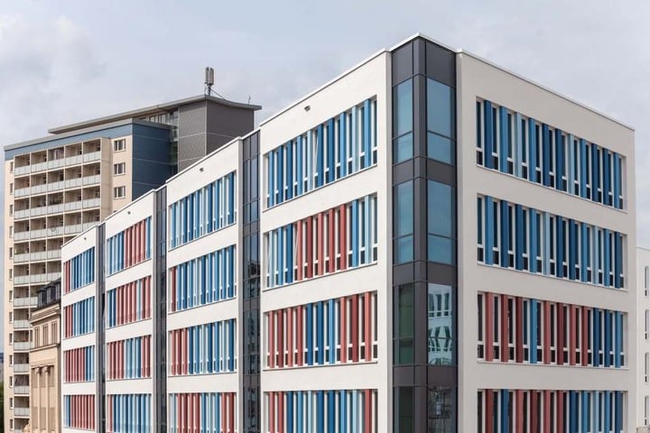 Die roten Fassadenelemente
ziehen sich wellenartig über
das neue Technische Rathaus.