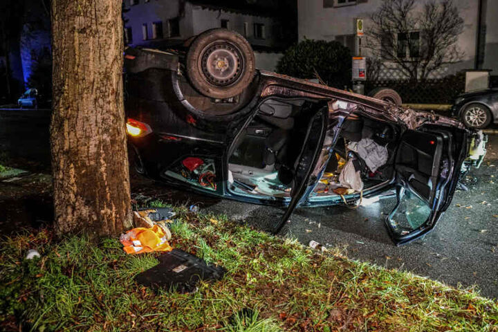 Das Auto landete auf dem Dach.