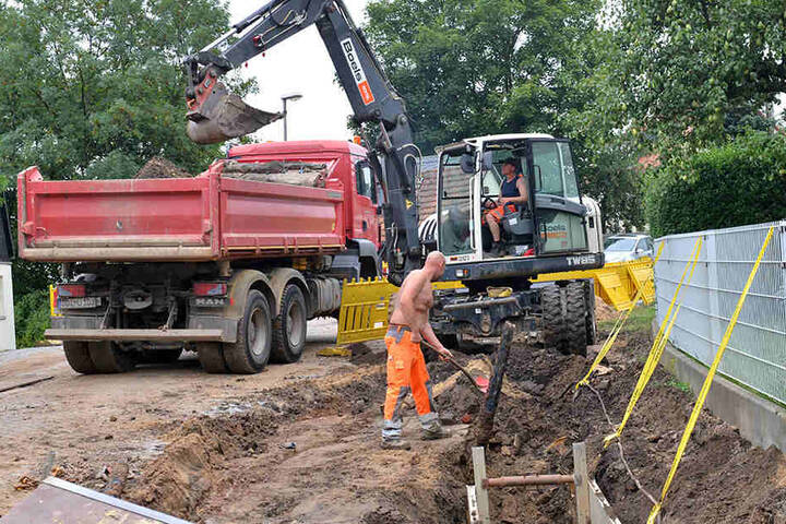 Bauarbeiter auf der Potschappler Straße: Bis Jahresende soll die Freital-Verbindung fertig sein.