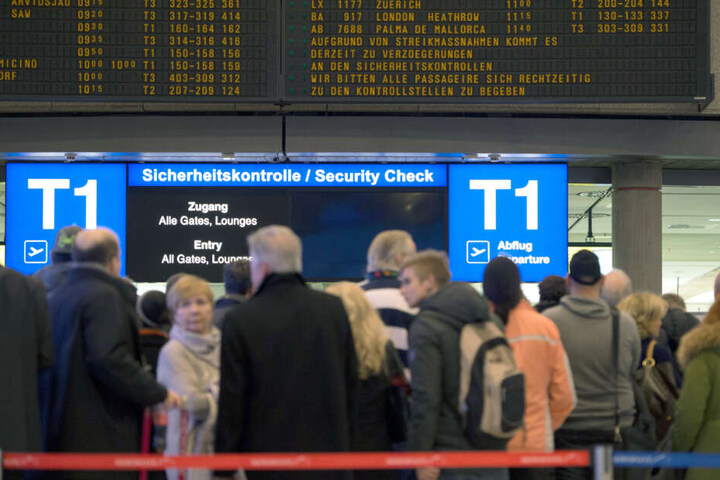 Passagierre am Stuttgarter Flughafen. (Symbolbild)