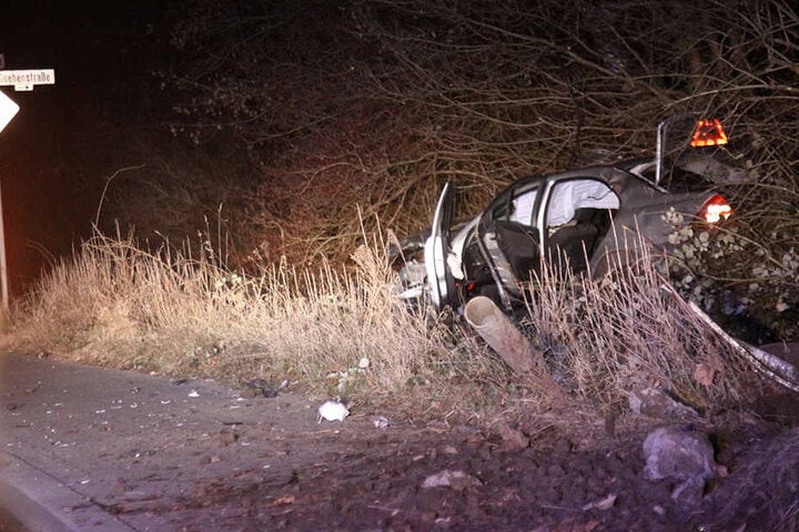 Das Auto blieb als Wrack im Seitengraben liegen.
