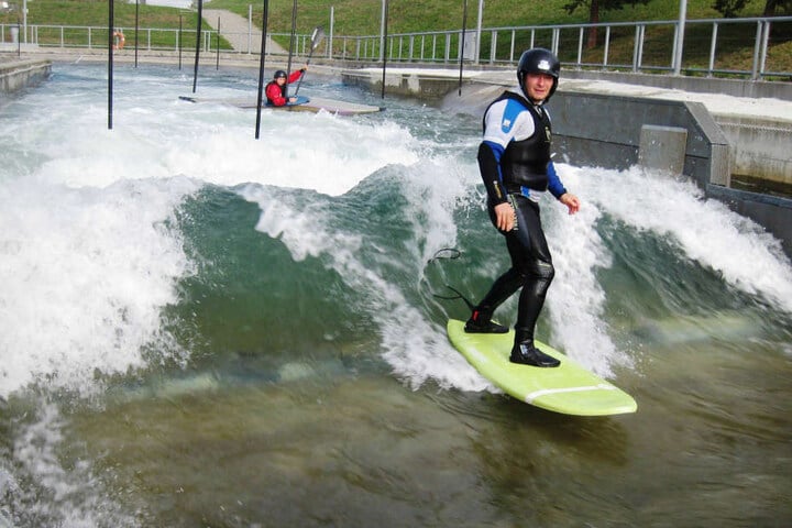 Der Kanupark Markkleeberg ist jetzt auch ein Surfspot. Wer das ausprobieren möchte, kann für den kommenden Sonntag noch Termine buchen. Ein 2,5 stündiger Kurs Bodyboarding kostet 30 Euro.