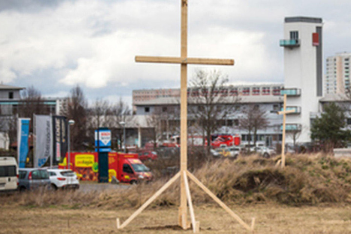 Die Stadt Erfurt sieht bislang keinen Grund, das Kreuz wieder abzubauen.