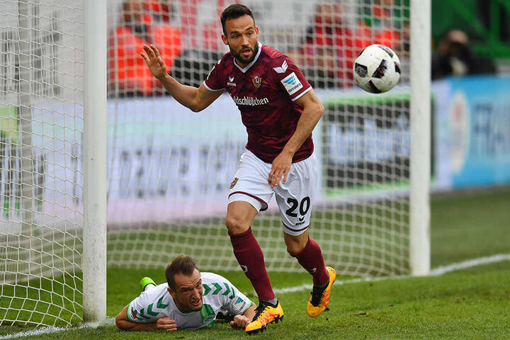 Fabian Müller klärt hier gegen Veton Berisha.