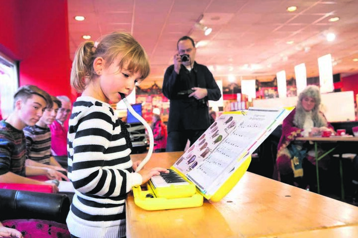 Auf der Melodika spielt Jasmin Franke (6) der Jury ein Weihnachtslied vor.