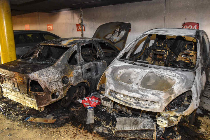 Zwei Autos brannten völlig ab.